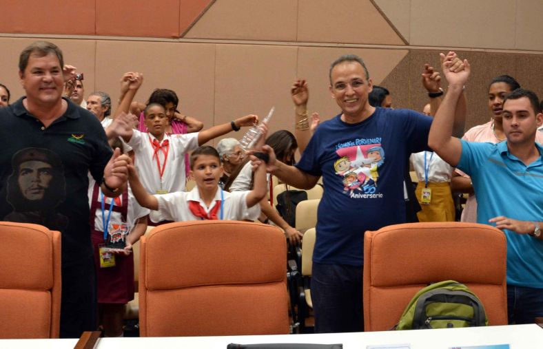 Ramón Labañino y Antonio Guerrero, Héroes de la República de Cuba Ramón Labañino y Antonio Guerrero junto a Elián González, durante la clausura de la Asamblea Nacional Pioneril. (Foto: ACN)