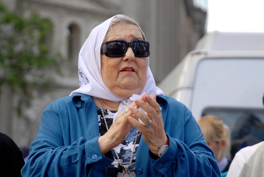 Hebe de Bonafini, titular de Madres de Plaza de Mayo, enfrenta una orden de captura, que ha generado una ola de rechazo.