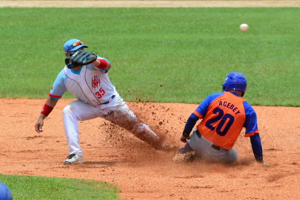 Gallos y Tigres dividieron honores en la arrancada de la Sere Nacional en el estadio José Ramón Cepero. (Foto: ACN)