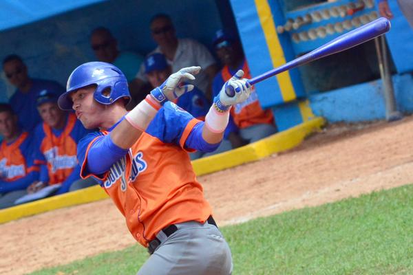 Luis Daniel Serrano pegó un par de cuadrangulares en el segundo partido ante Ciego. (Foto: ACN)