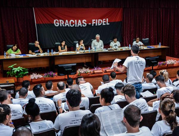 Díaz-Canel elogió por sabias y muy maduras las propuestas de los estudiasntes universitarios. (Foto: ACN)