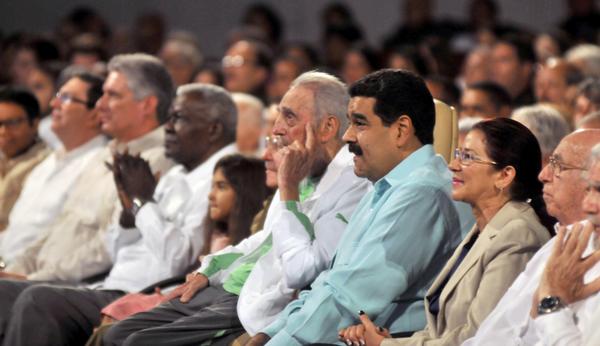 Fidel asistió a la gala cultural por su cumpleaños 90, en compañía de Raúl Castro y Nicolás Maduro. (Foto: ACN)