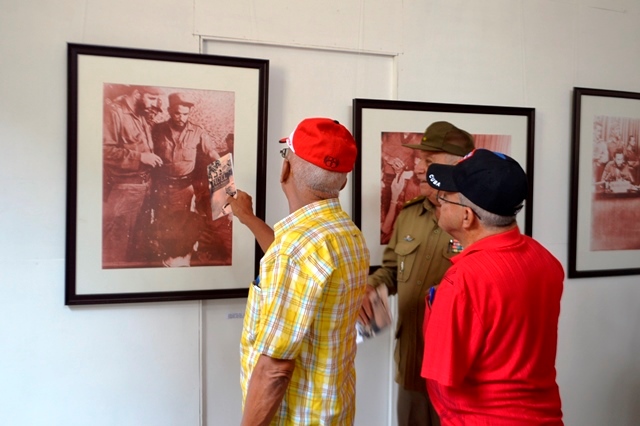 La muestra recoge instantáneas de Fidel en el cuartel, el teatro y otros lugares de Trinidad durante la operación.