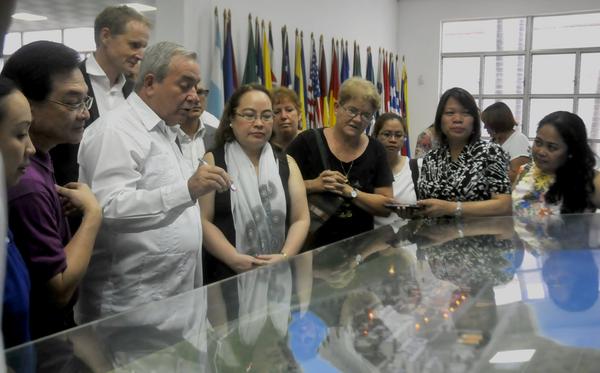 La Secretaria de Salud de Filipinas y su comitiva visitaron la Escuela Latinoamericana de Medicina. (Foto: ACN)