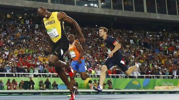 Usain Bolt ganó oro en 200m y este viernes va por los 4x100m en Río 2016. (Foto: AFP)