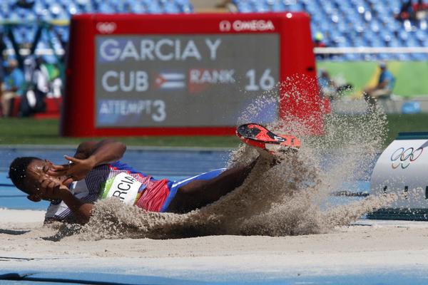 Los decatlonistas Leonel Suárez y Yordanis García culminaron la primera jornada de competencia en los puestos 15 y 17. (Foto: ACN)