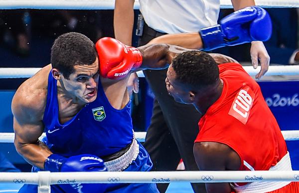 Julio César La Cruz venció al brasileño Michel Borges, y aseguró medalla de bronce. (Foto: ACN)