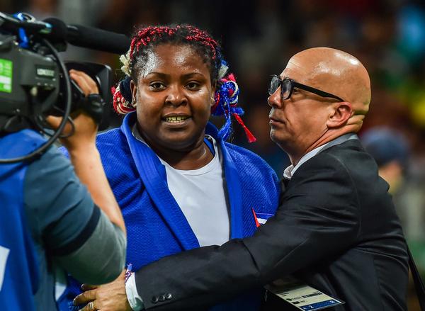 La cubana Idalys Ortiz, junto a su entrenador Armando Padrón, después de lograr la presea de plata en la división de más de 78 kgs., en Río 2016. (Foto: ACN)