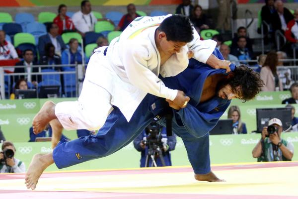 Asley González (azul) cedió en su tercer combate y quedó fuera del podio. (Foto: ACN)