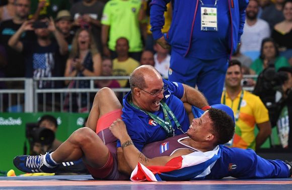 Borrero y su entrenador celebran el triunfo.