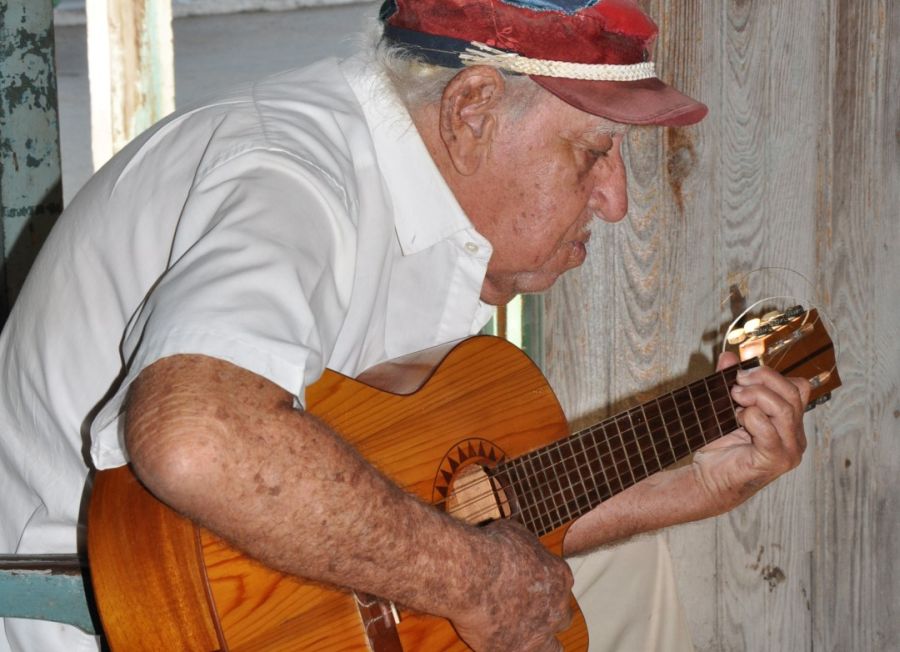 Con 92 años, Eduardo Martín aún sueña con la música. (Fotos: Vicente Brito / Escambray)