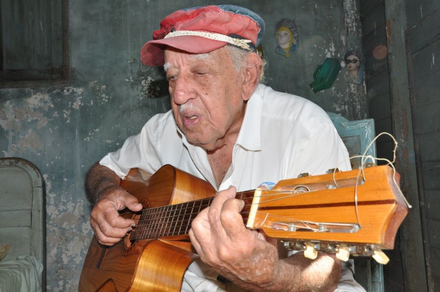 Con 92 años, Eduardo Martín aún sueña con la música. (Fotos: Vicente Brito / Escambray)