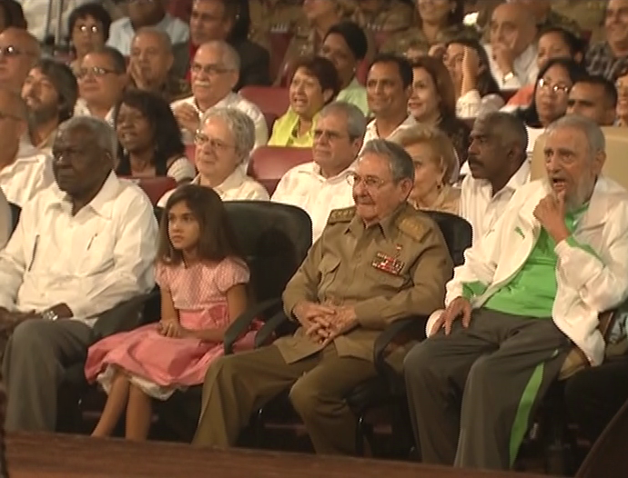 Fidel asistió a la gala cultural por su cumpleaños 90, en compañía de Raúl Castro y Nicolás Maduro. (Foto: Radio Rebelde)