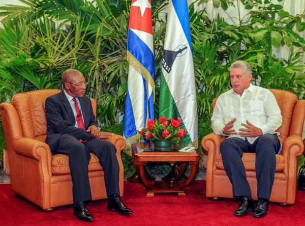 El Dr. Pakalitha Bethuel Mosisili fue recibido por el primer vicepresidente cubano Miguel Díaz Canel. (Foto: ACN)