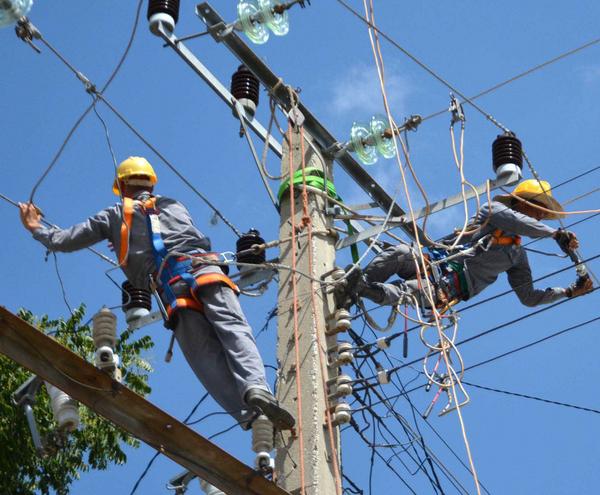 El mejoramiento de las redes de distribución, es tarea permanente para hacer realidad la eficiencia energética, en Sancti Spíritus. (Foto: ACN)