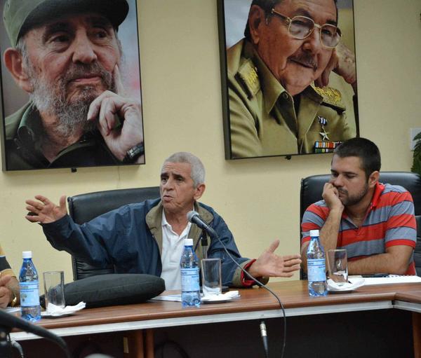 Alfredo López Valdés (I), Ministro de Energía y Minas, encabezó el análisis de la situación energética en Sancti Spíritus. (Foto: ACN)