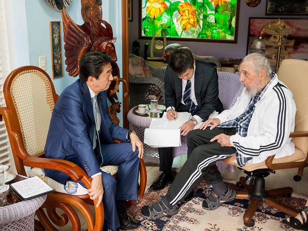 Shinzo Abe le expresó a Fidel su agrado por esta su primera visita a Cuba. (Foto: Alex Castro)