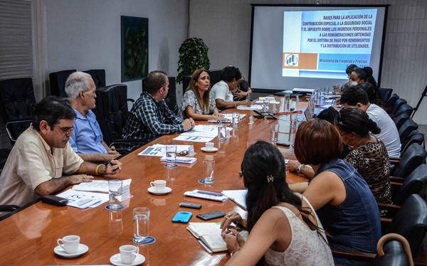 En conferencia de prensa, se informó sobre la implementación de tributos en el sistema empresarial cubano.