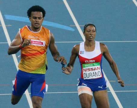 La velocista cubana Omara Durand, conducida por Yuniol Kindelán, logra récord paralímpico en los 200 metros femeninos categoría T12 . (Foto: ACN)