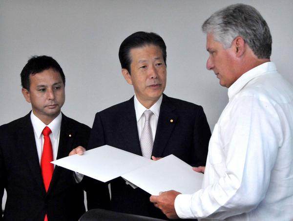 Yamaguchi entregó a Díaz-Canel sendos mensajes del Primer Ministro nipón, Shinzo Abe, dirigidos a Fidel Y Raúl. (Foto: ACN)