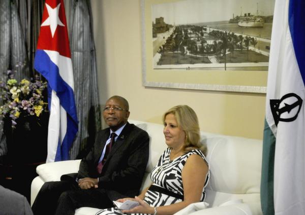 Ana Teresita González Fraga, viceministra de Relaciones Exteriores de Cuba, recibió al primer ministro del Reino de Lesoto, Pakalitha Bethuel Mosisili, a su arribo a La Habana. (Foto: ACN)