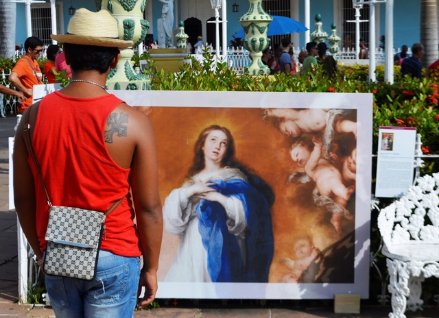 La exhibición permite una cercanía del público con piezas de la historia del arte universal. (Foto: Carlos Luis Sotolongo/ Escambray)