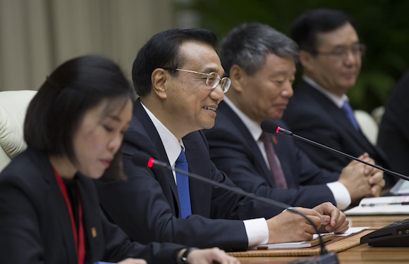 El Primer Ministro de China, Li Keqiang, sostiene conversaciones con el Presidente Raúl Castro en La Habana.