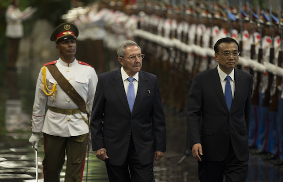 Li fue recibido con honores militares en el Palacio de la Revolución de La Habana.