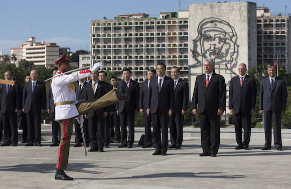 La delegación china rindió honores a José Martí en la Plaza de la Revolución. 