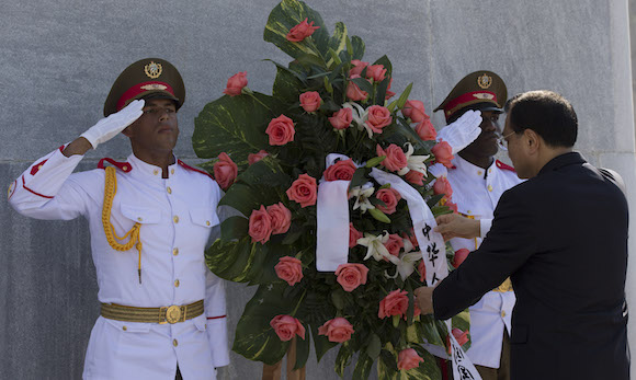 Li Keqiang colocó una ofrenda floral ante el monumento del héroe cubano José Martí en La Plaza de la Revolución. 