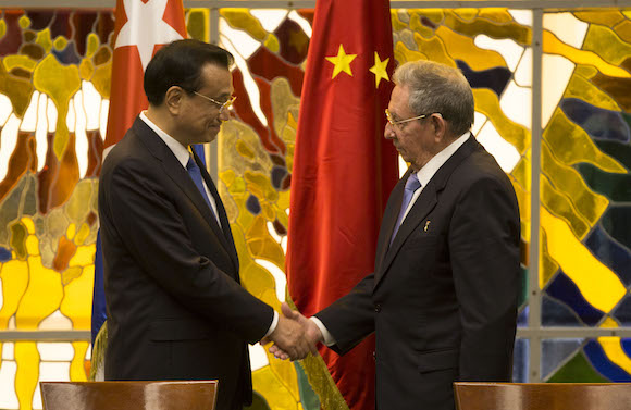 Raúl recibió al primer ministro de China, Li Keqiang, quien inició una visita oficial a Cuba. (Fotos: Ismael Francisco / Cubadebate)