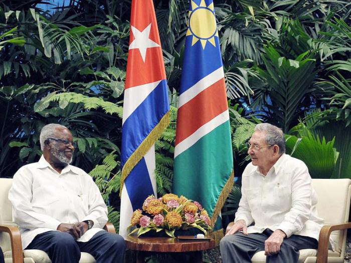 Raúl recibió al compañero Sam Nujoma. (Foto: Estudios Revolución)