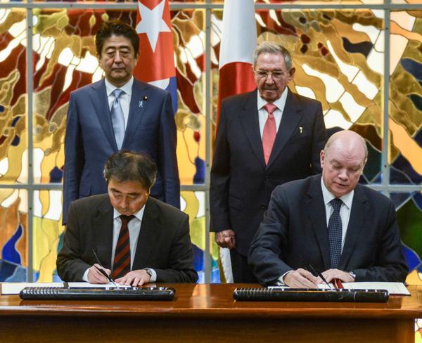 Raúl y Shinzo Abe asistieron a la firma acuerdos entre Cuba y Japón. (Foto: ACN)