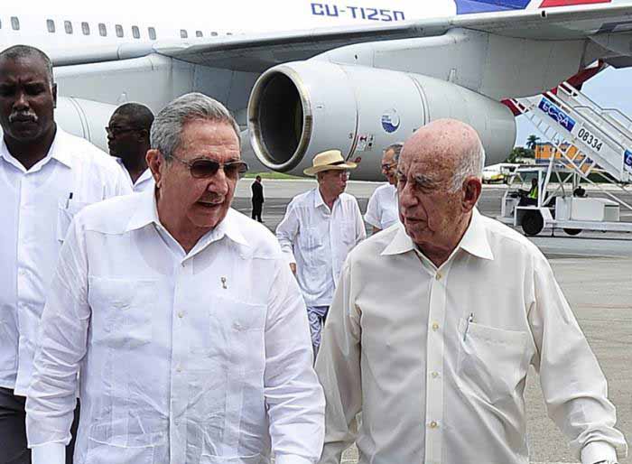 Raúl Castro fue recibidos por el segundo secretario del Comité Central del Partido Comunista de Cuba, José Ramón Machado Ventura. (Foto: Granma)