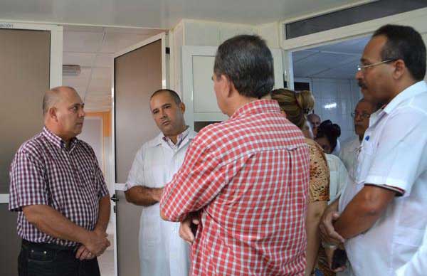 Durante su estancia en Sancti Spíritus, Roberto Morales constató el resultado de las inversiones que se ejecutan en el Hospital Provincial. (Foto: ACN)