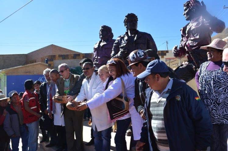 Las esculturas del Che, Moises Guevara y Willy Cuba en la Plaza de los Guerrilleros son un merecido reconocimiento a la tradición revolucionaria del lugar.