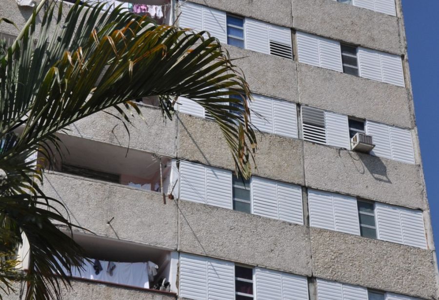 Casi todos los apartamentos del edificio Doce Plantas ya muestran su nueva carpintería. (Foto: Vicente Brito / Escambray)