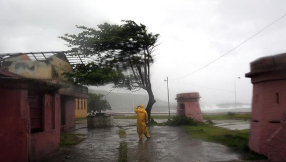 Olas entre de tres a cuatro metros golpean el malecón de Baracoa.