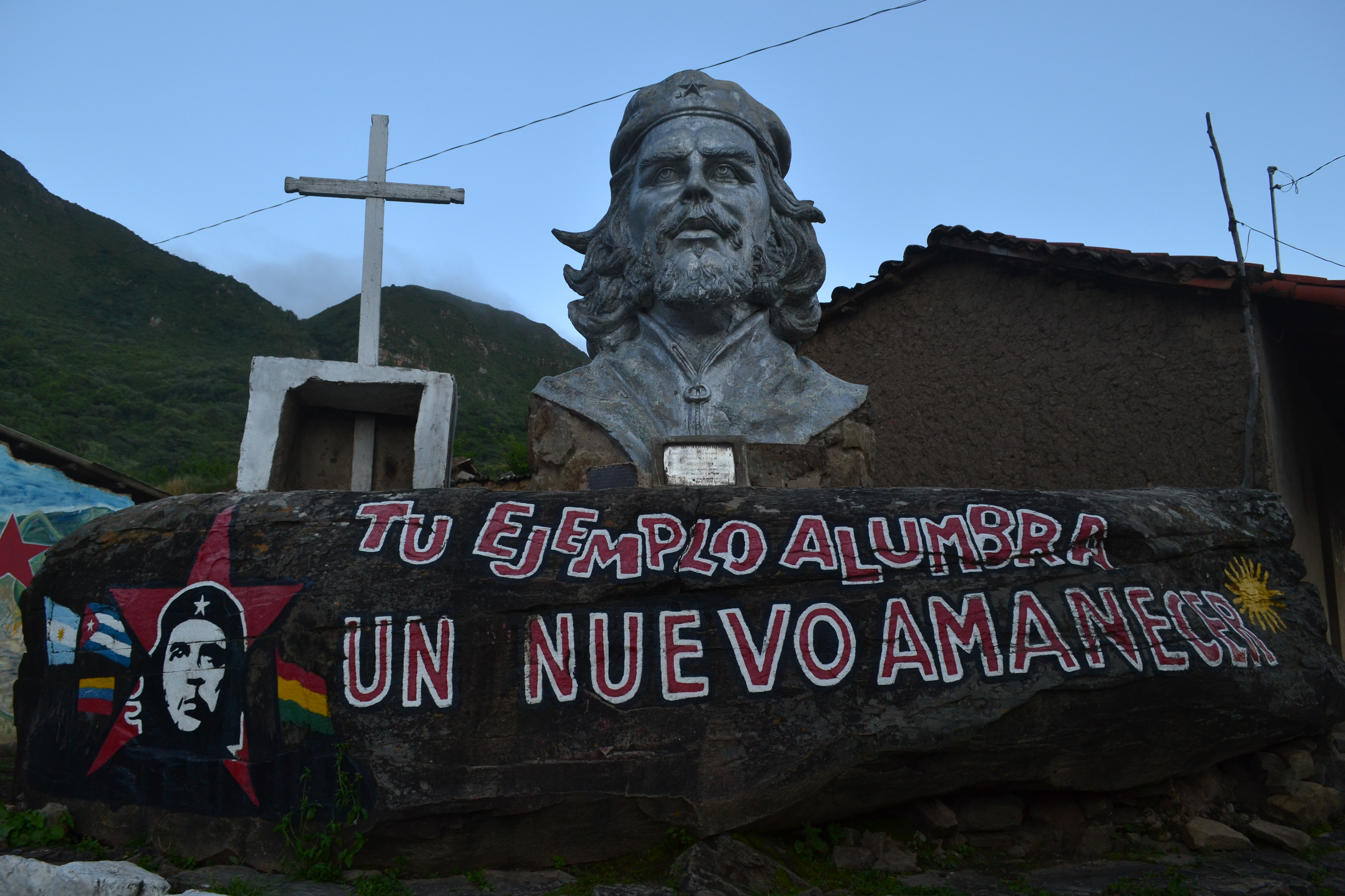 Monumento al Che en la plaza del pueblo de "La Higuera".