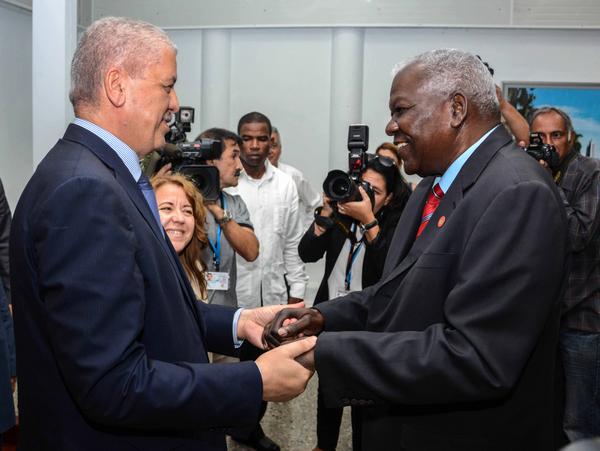 El Premier argelino fue recibido por el presidente de la Asamblea Nacional del Poder Popular, Esteban Lazo. (Foto: ACN)