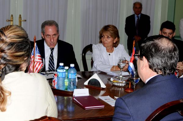 El canciller cubano Bruno Rodríguez Parrilla y Michael Froman, Representante de Comercio de Estados Unidos, sostuvieron conversaciones en la sede del Minrex. (Foto: ACN)