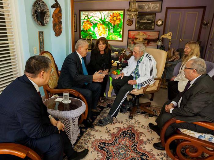 Junto al distinguido visitante, Fidel rememoró algunos momentos de sus encuentros con el Presidente Bouteflika.