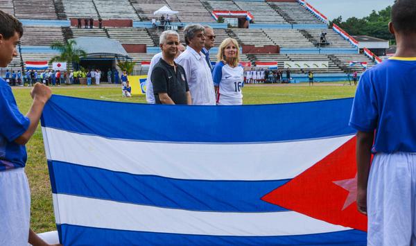 La académica estadounidense Jill Biden (D.), durante el juego amistoso de fútbol entre Cuba y EE.UU. (Foto: ACN)