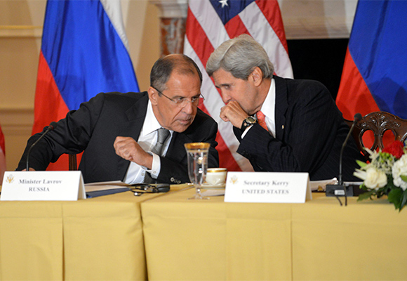 El canciller ruso, Serguei Lavrov y el secretario de Estado de EE.UU., John Kerry. (Foto: Archivo)