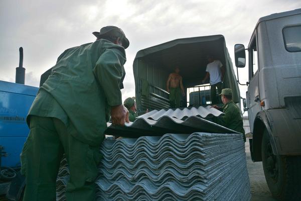 Arribo de los primeros medios y recursos para la recuperación de la ciudad de Baracoa. (Foto: ACN)