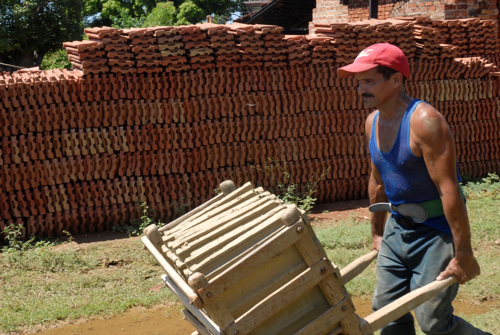 Trinidad resulta el único lugar de Cuba donde se produce la llamada teja francesa. (Foto: Reidel Gallo/ Escambray)