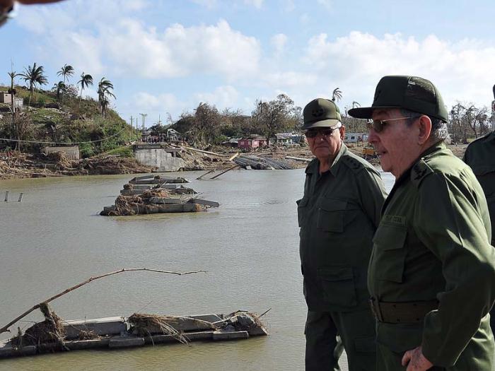 “Habrá que restaurar todas estas heridas”, dijo Raúl a un grupo de personas en las márgenes del río Toa.