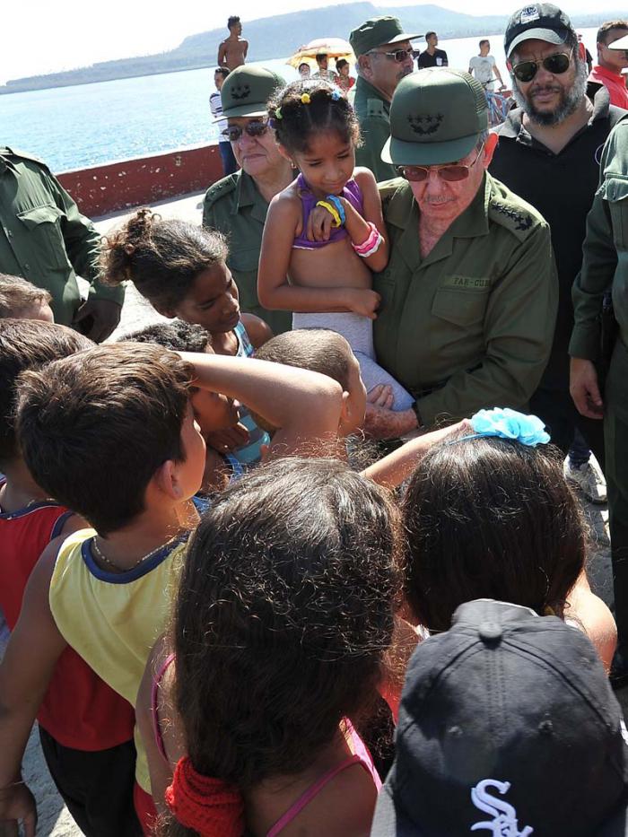 No importa cuán improvisadas sean las aulas, lo urgente es que regresen pronto a ellas, les dijo Raúl a los niños.