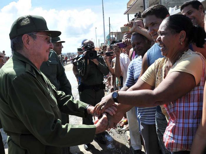 Casi dos kilómetros caminó Raúl bajo el sol abrasador del Oriente cubano, asegurándole al pueblo de Baracoa que no está solo. (Fotos: Estudios Revolución)