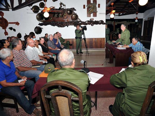 Raúl se reunió en Baracoa con el Consejo de Defensa provincial. (Foto: ACN)